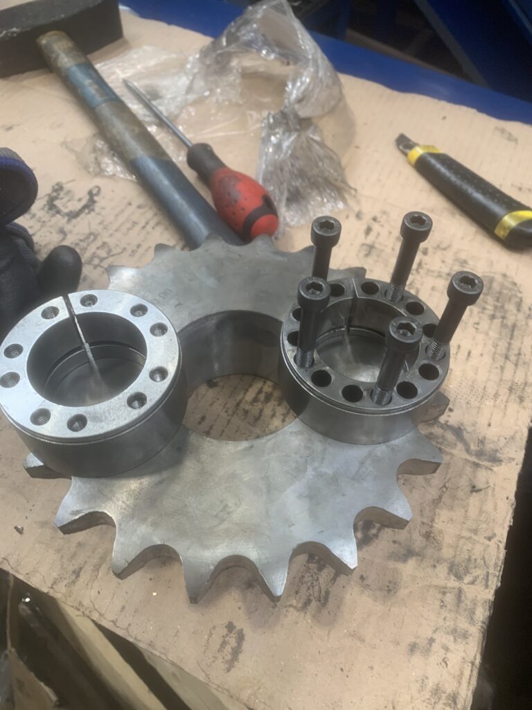 Montaggio calettatori e corone per catene di trasmissione linee produttive Piemonte Italia